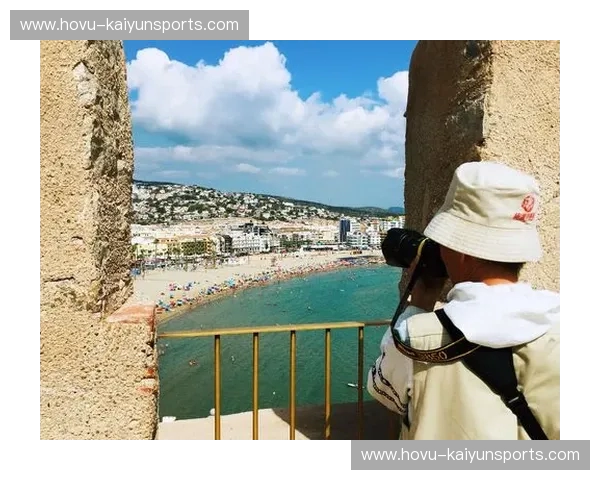 橙花海岸的喧嚣与沉静：当“青蛙”撞上“黄色潜水艇”的足球美学